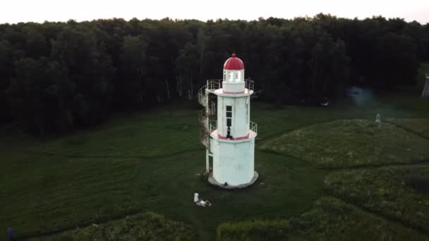 Flug Einen Weißen Leuchtturm Mit Rotem Dach Abend Bei Sonnenuntergang — Stockvideo