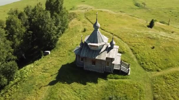 Pohled Výšky Starého Dřevěného Kostela Mýtině Nad Útesem Vedle Lesa — Stock video