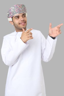 Umman adam el hareketi yapıyor.