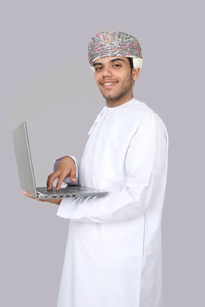 Omani Uomo Possesso Laptop — Foto Stock