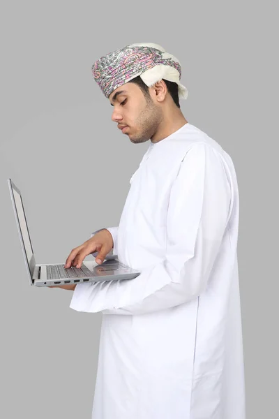 Omani Homem Segurando Laptop — Fotografia de Stock