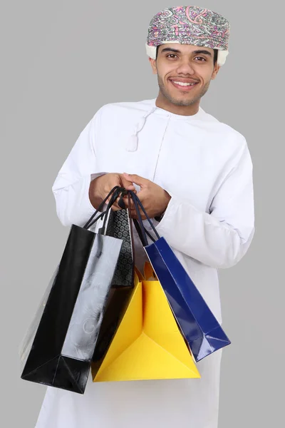 Omani Man Håller Shoppingväskor — Stockfoto