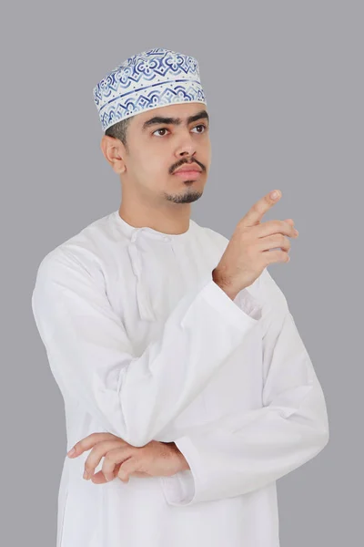 Omani Man Pracownik Robi Gest Dłoni — Zdjęcie stockowe