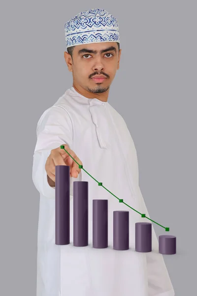 Omani Man Pracownik Wskazując Wykresie Wzrostu — Zdjęcie stockowe