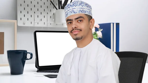 Omani Homem Empregado Escritório Sorrindo — Fotografia de Stock