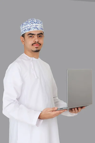 Mitarbeiter Des Omanischen Staates Hält Laptop Der Hand — Stockfoto