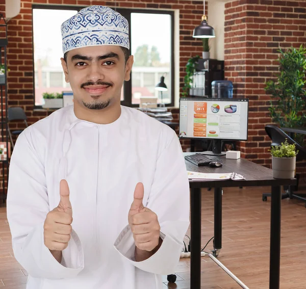 Omani Homem Empregado Escritório Fazendo Gesto Mão — Fotografia de Stock