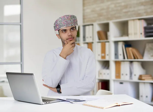 Omani Homem Empregado Escritório Pensando — Fotografia de Stock