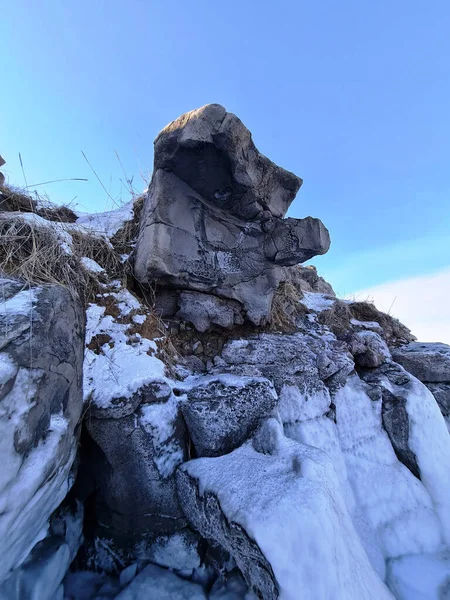 Místicos Troll Enfrentado Piedras Roca Nevada —  Fotos de Stock