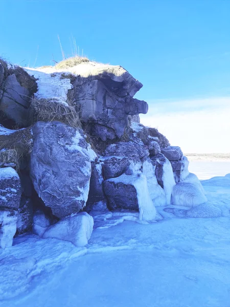 神秘主义巨魔面对着雪岩中的石头 — 图库照片
