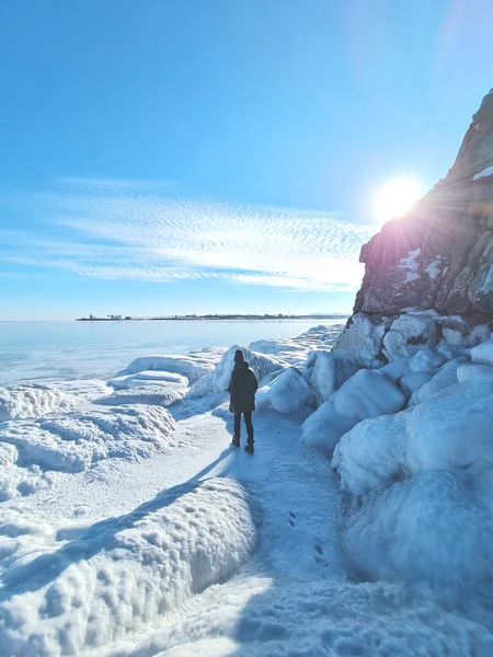 Winter Trekking Iced Seacoast — Stock Photo, Image