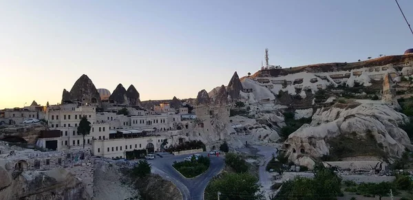 Kapadokya Vadisi Gün doğumunda balon gezisinin altında