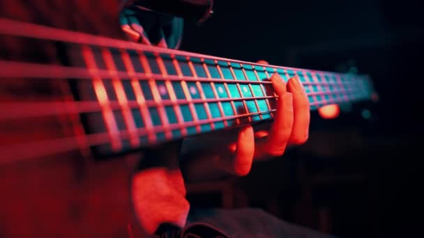 Baixo Guitarrista Tocando Guitarra Baixo Elétrico — Vídeo de Stock