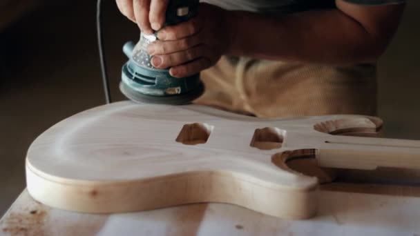Řemeslník Brousí Dřevo Při Výrobě Kytary — Stock video