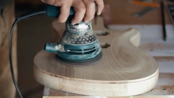 Handwerker Formt Eine Gitarre Form Eines Holzbretts — Stockvideo