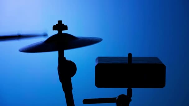 Drummer Playing Splash Cymbal Drumsticks Silhouette Sfondo Blu — Video Stock