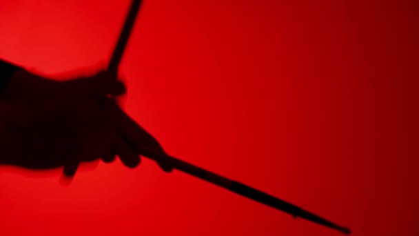 Davulcu Kırmızı Işık Arkaplanındaki Davul Çubuklarıyla Ritmi Vuruyor — Stok video