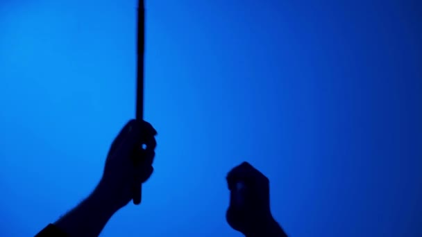 Davulcu Mavi Işık Arkaplanındaki Davul Çubuklarıyla Ritmi Vuruyor — Stok video