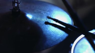 Davulcu sopalarla Hi-Hat zillerinde çalıyor