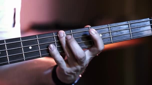 Hudebník Hraje Elektrická Basová Kytara — Stock video