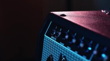 Jack Kablo 'yu Gitar Yükselticisine Bağlıyorum
