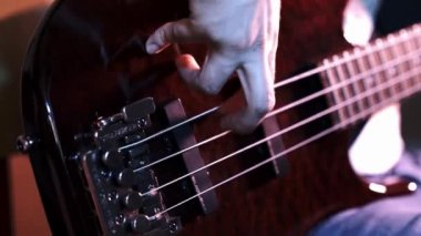 Bas gitarist Elektro Bas gitarı çalıyor