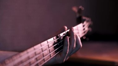 Basçı El Bas Gitar Çalıyor