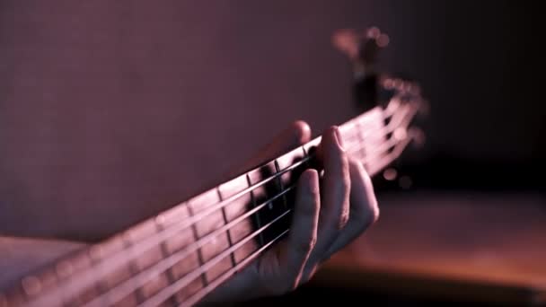 Bassist Hand Spelen Van Basgitaar — Stockvideo