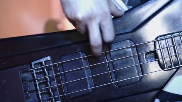 Bassist Hand Spielt Die Bassgitarre — Stockvideo