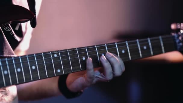 Muzikant Solo Spelen Elektrische Gitaar — Stockvideo