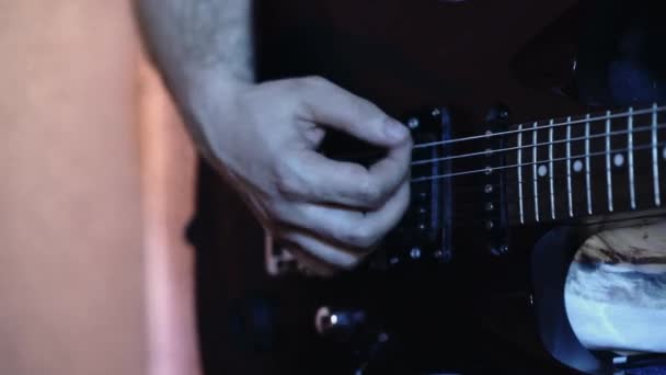 Músico Tocando Guitarra Eléctrica — Vídeo de stock