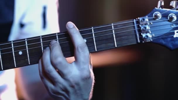 Guitarrista Tocando Acordes Barra Guitarra Eléctrica — Vídeos de Stock