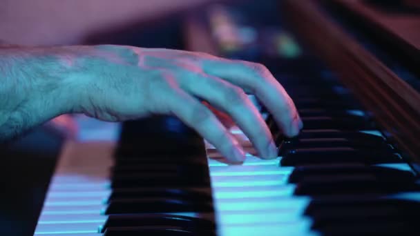 Manos Masculinas Tocando Piano Órgano Viejo — Vídeo de stock