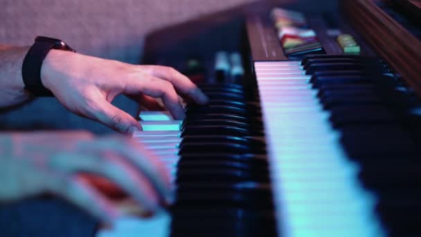 Мужские Руки Играющие Старом Органном Пианино — стоковое видео