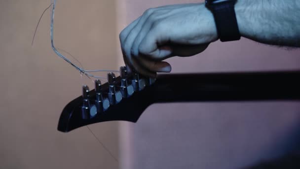 Hudebník Ruční Ladění Elektrická Kytara — Stock video