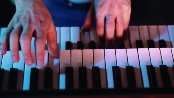 Manos Masculinas Tocando Piano Órgano Viejo — Vídeos de Stock