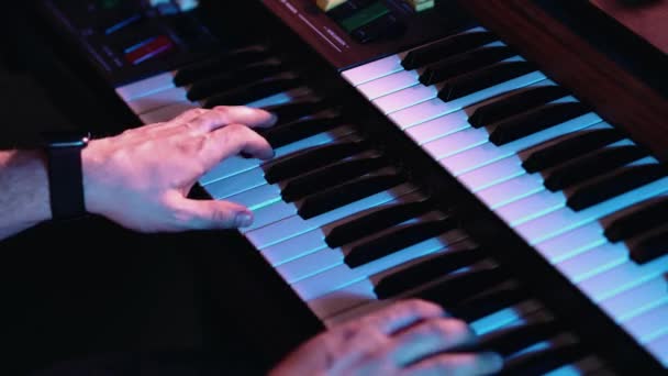 Manos Masculinas Tocando Piano Órgano Viejo — Vídeo de stock