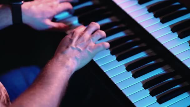 弹奏管风琴钢琴键 — 图库视频影像