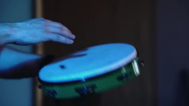 Музыкант Играющий Бубен — стоковое видео