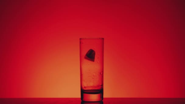 Ice Cubes Falls Collins Glass Red Background Silueta — Stock video