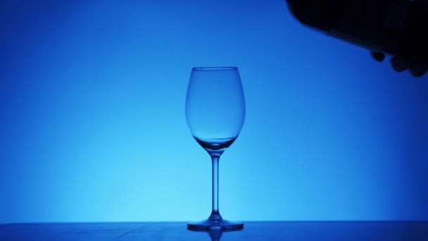Vinho Derramado Copo Fundo Azul Silhueta — Vídeo de Stock