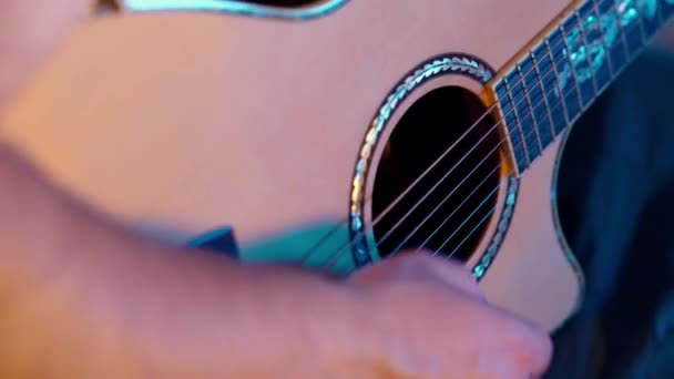 Muzyk Gra Rytm Gitarze Akustycznej — Wideo stockowe