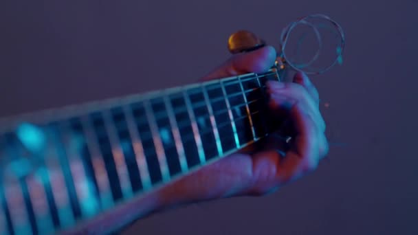 Hombre Tocando Guitarra Acústica — Vídeo de stock