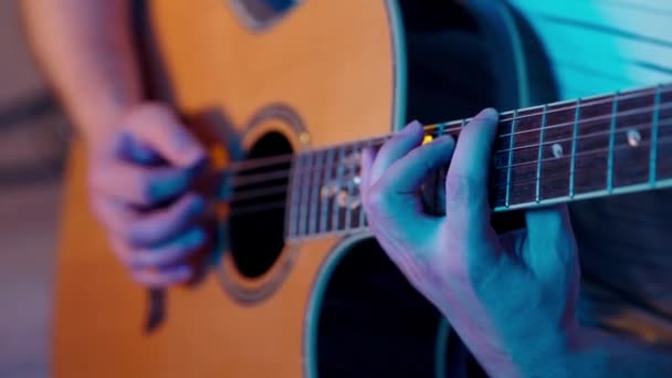 Hombre Tocando Guitarra Acústica — Vídeo de stock