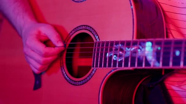 Гитарист Играющий Акустической Гитаре Гитарным Пиком — стоковое видео