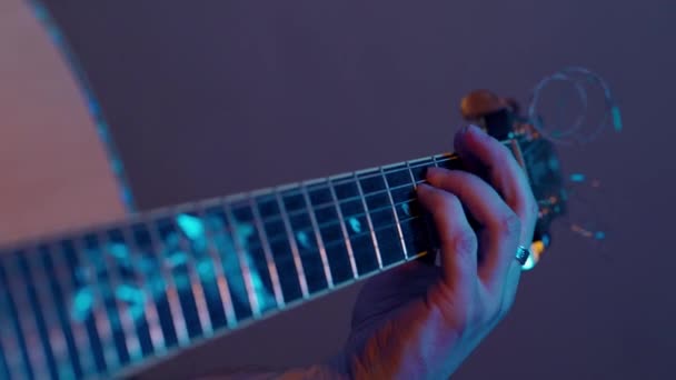 Tocando Acordes Guitarra Acústica — Vídeo de stock