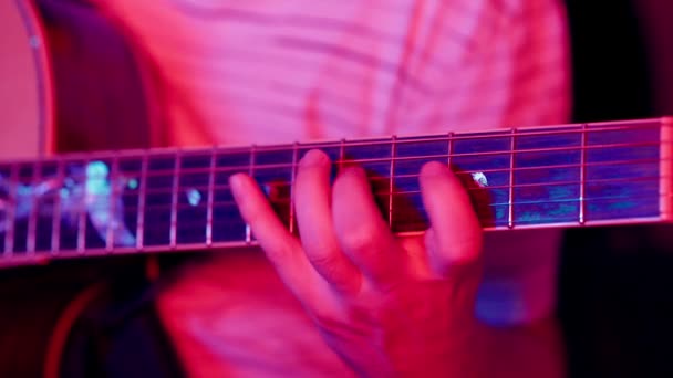 Гитарист Играет Акустической Гитаре — стоковое видео