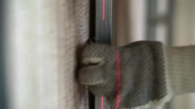 Metal profili duvara iliştirir