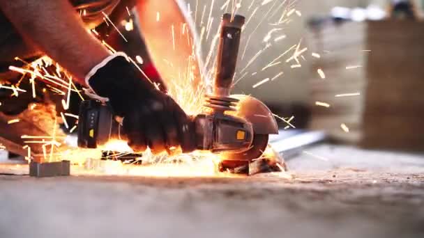 人类用火花切割金属墙的轮廓 角磨床 — 图库视频影像