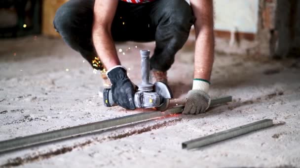 Profilo Della Parete Metallica Tagliata Dall Uomo Con Scintille Smerigliatrice — Video Stock